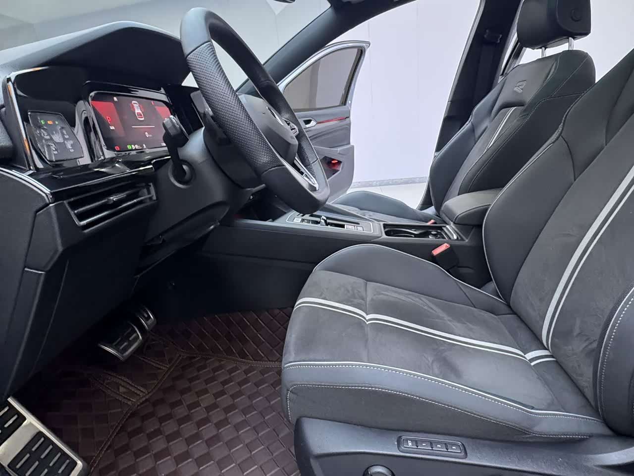 Volkswagen Golf 1.4 л 2023 г. Серебристо-серый, пробег 17000 км