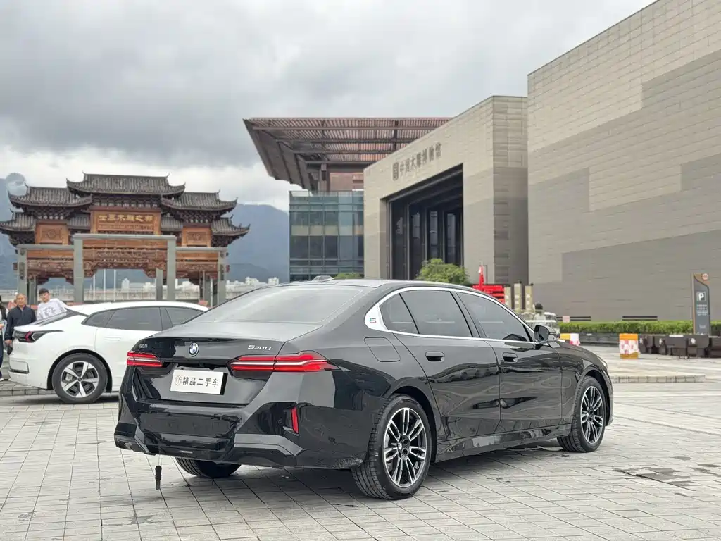 BMW 5 Series — миниатюра 9