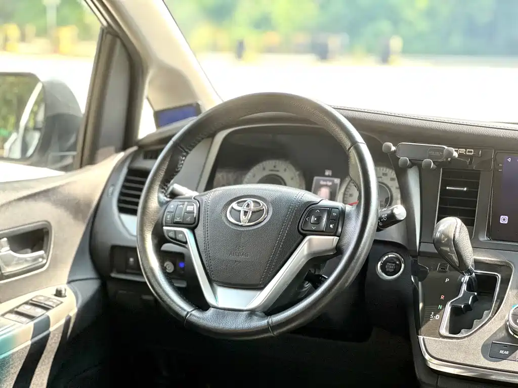 Toyota Sienna — миниатюра 12