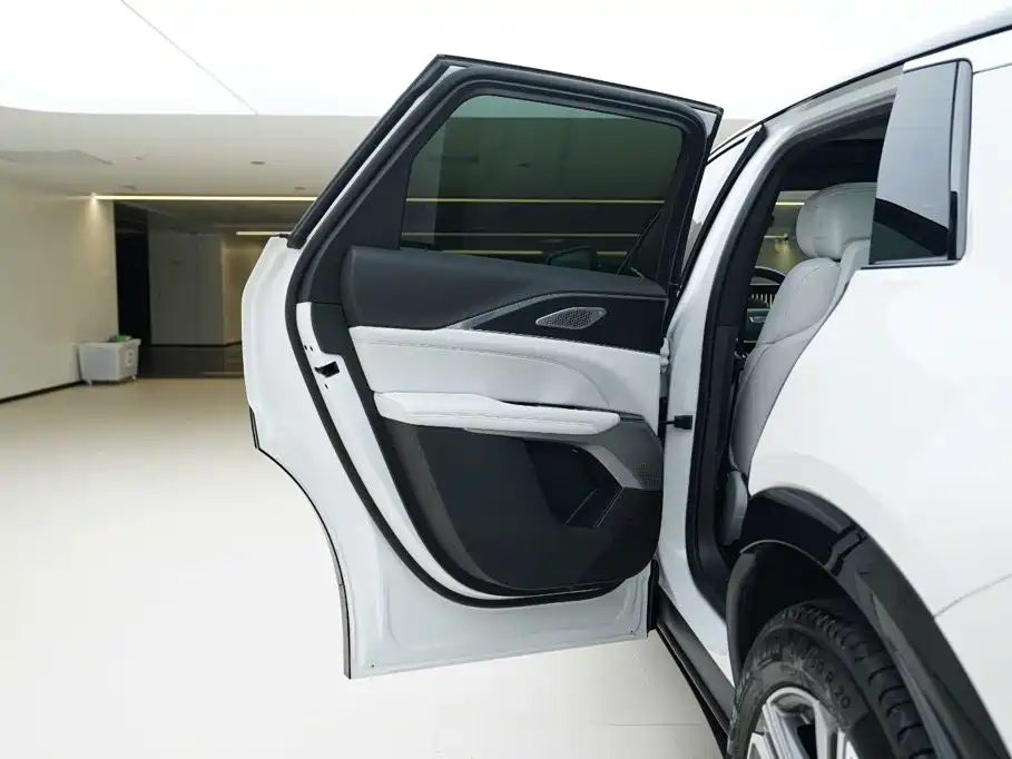 Cadillac Lyriq — миниатюра 12