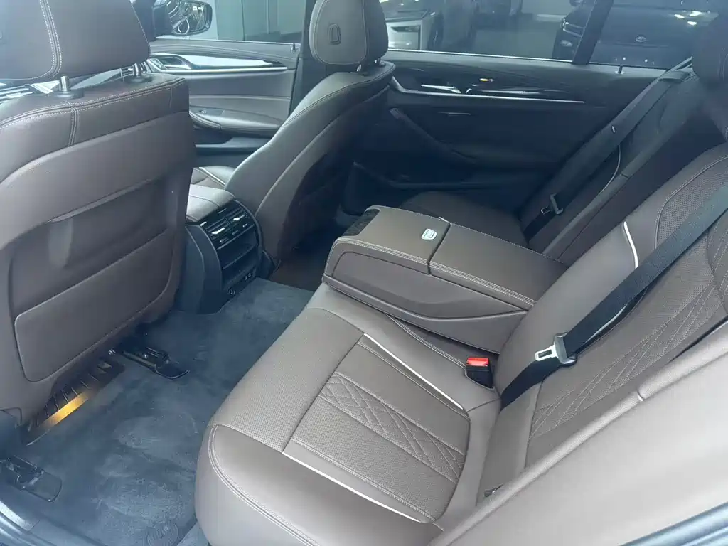 BMW 5 Series — миниатюра 9