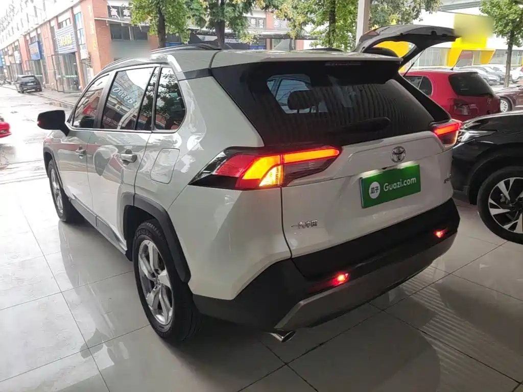 Toyota RAV4 — миниатюра 5