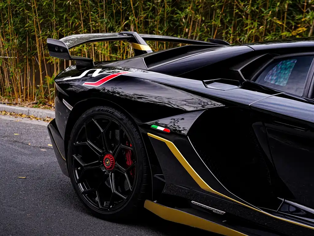 LAMBORGHINI AVENTADOR