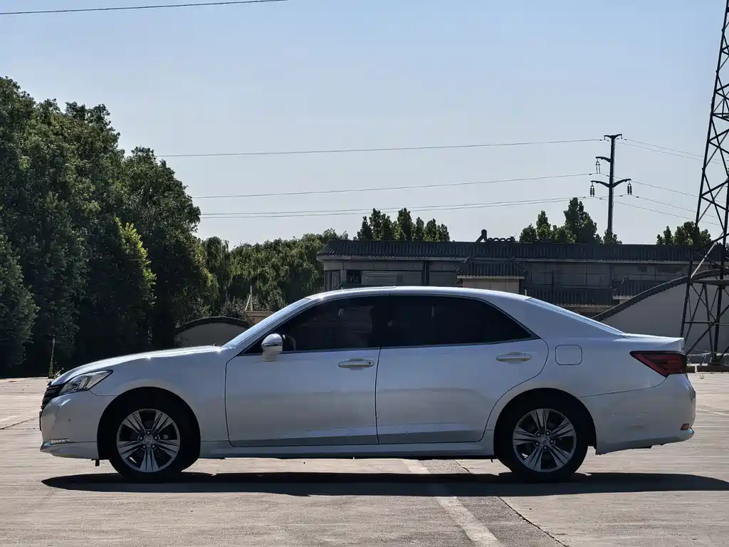 Toyota Crown — миниатюра 3