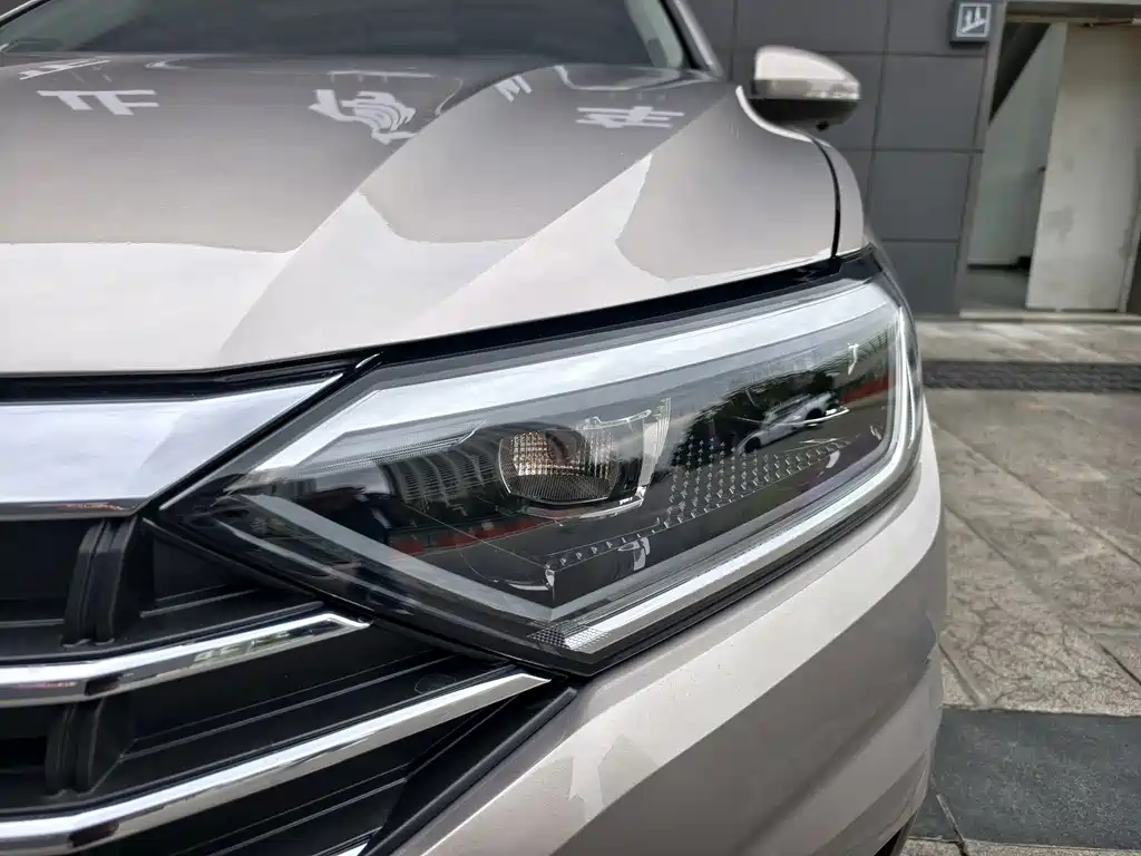 Volkswagen Sagitar — миниатюра 4