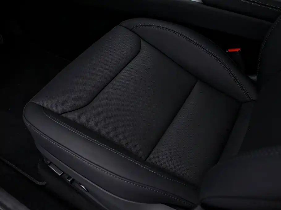Tesla Model Y — миниатюра 13