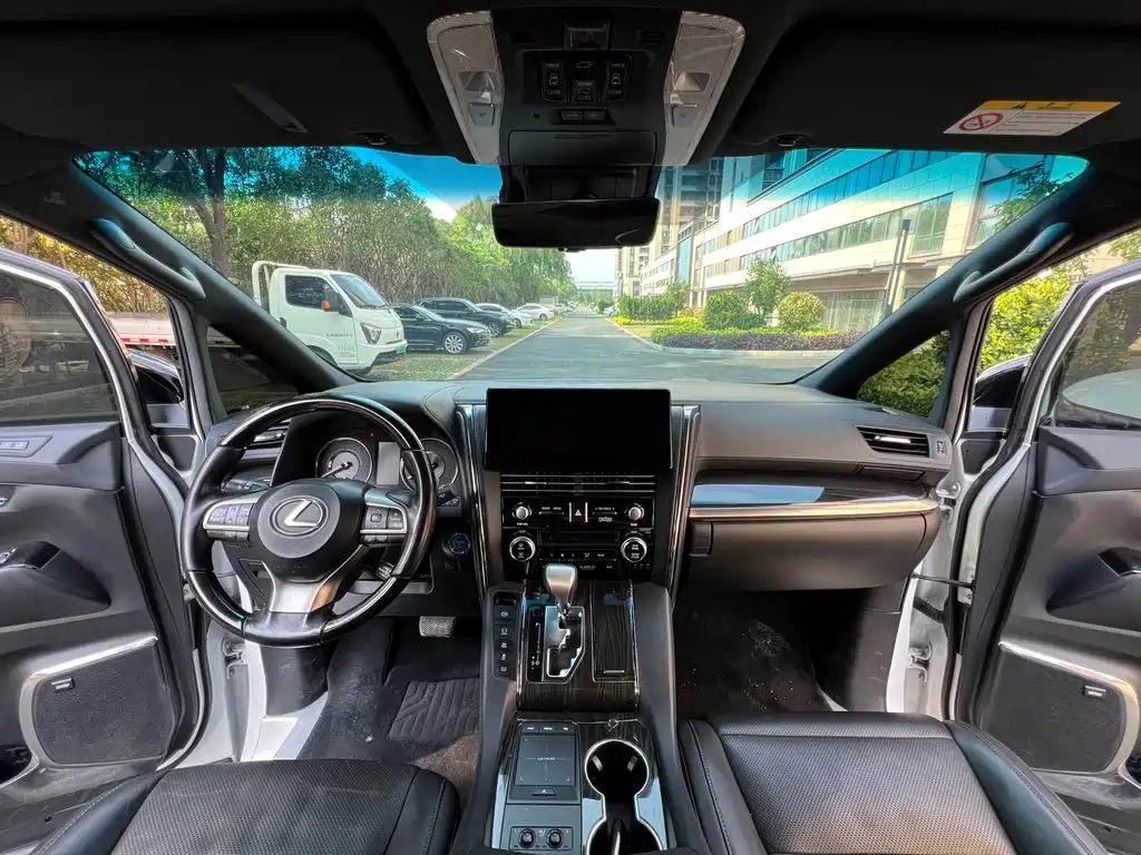 Lexus LM 2020 300h мест