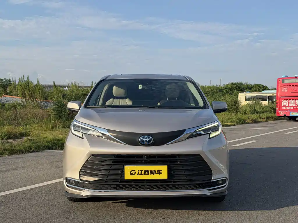Toyota Sienna — миниатюра 2