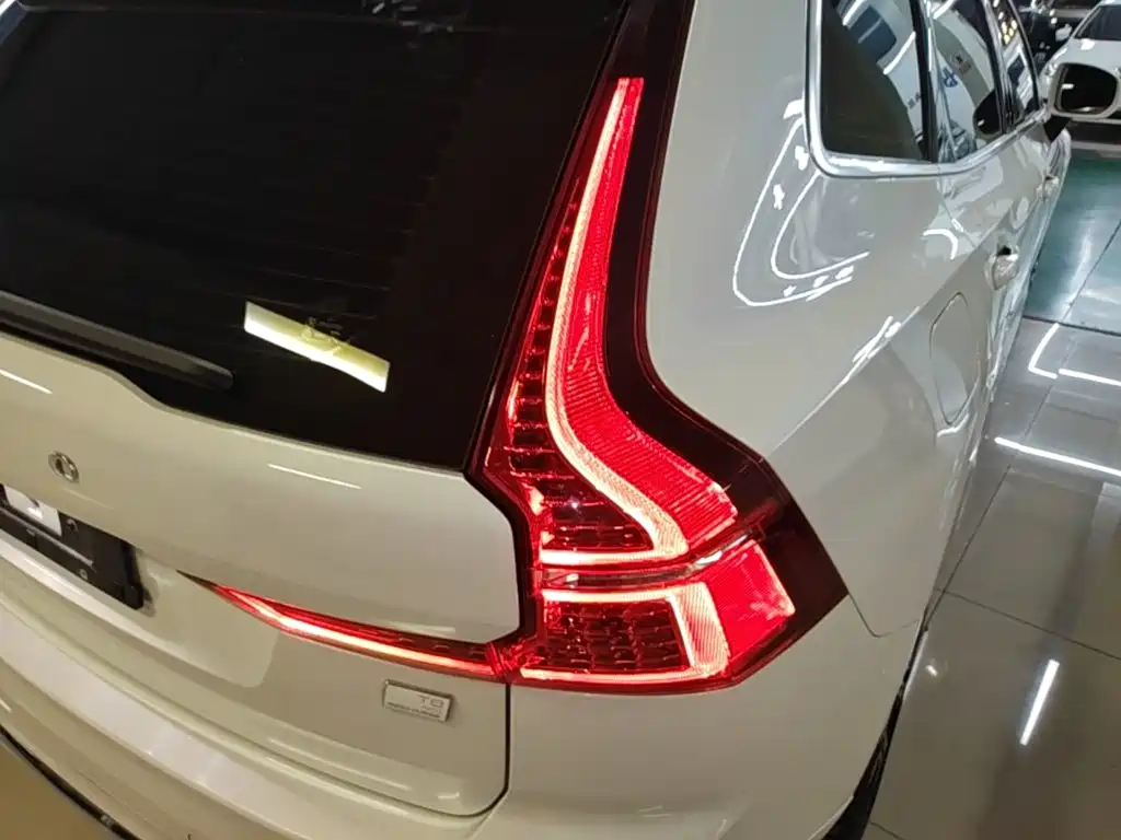 Volvo XC60 PHEV — миниатюра 8