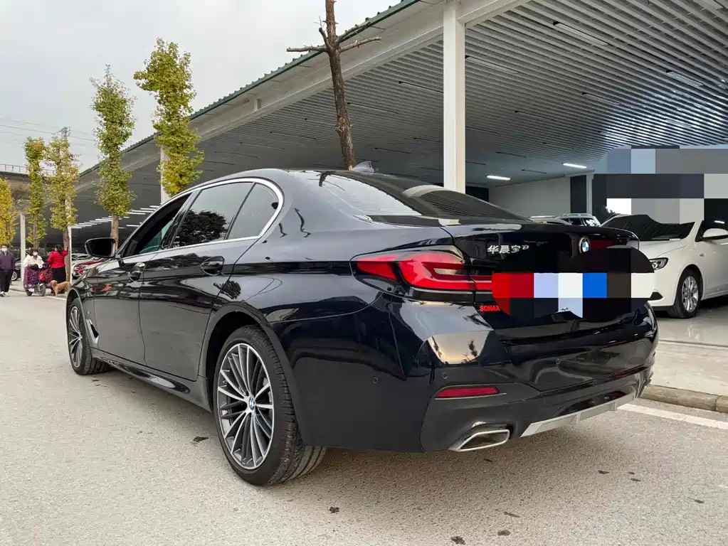 BMW 5 Series — миниатюра 9