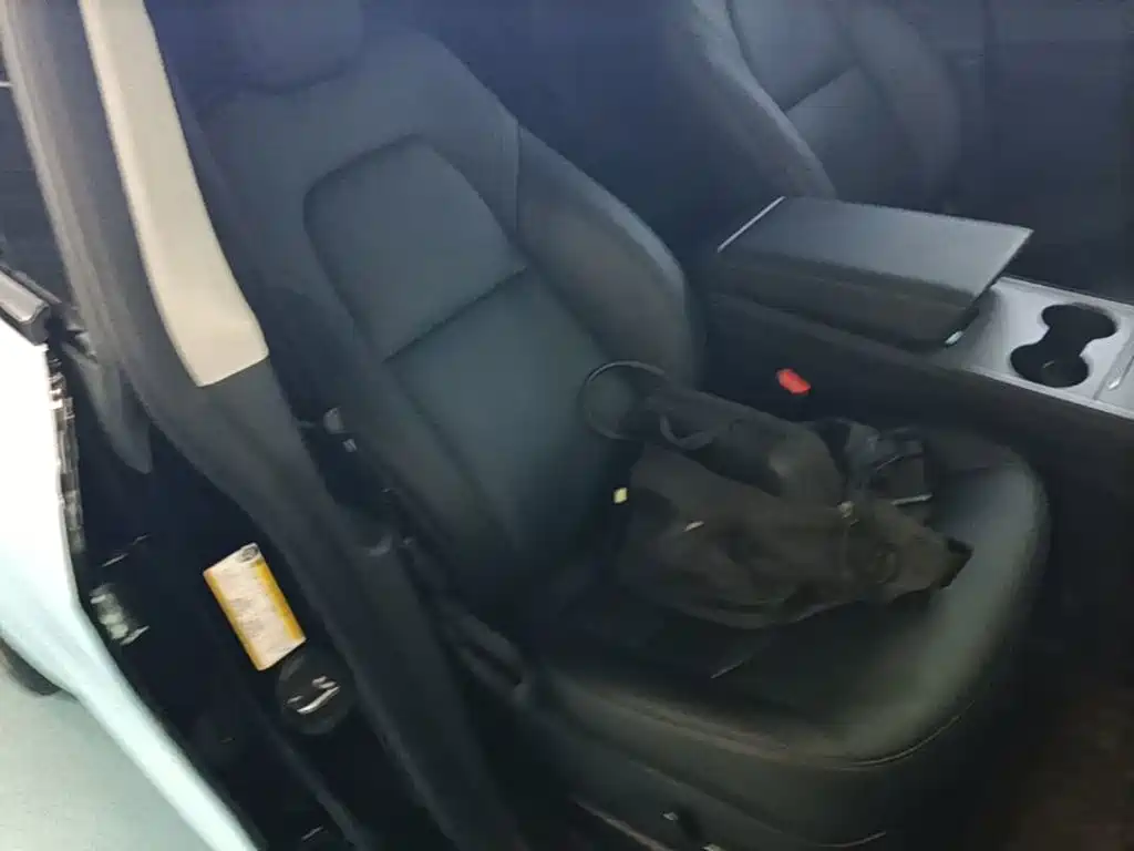 Tesla Model Y — миниатюра 25
