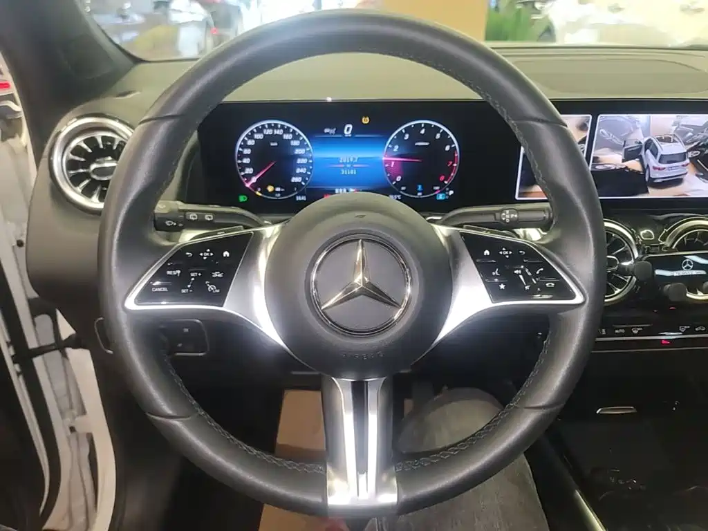 Mercedes-Benz GLB — миниатюра 11