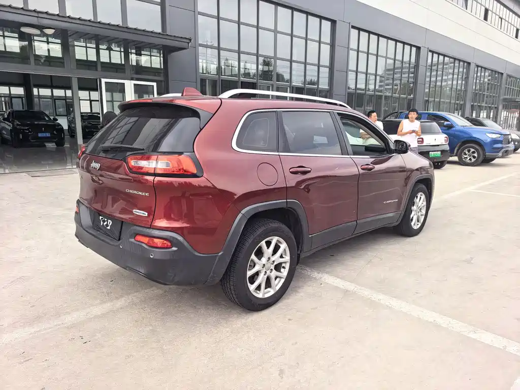 Jeep Cherokee — миниатюра 3