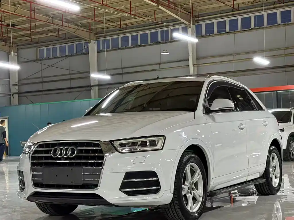 AUDI  Q3