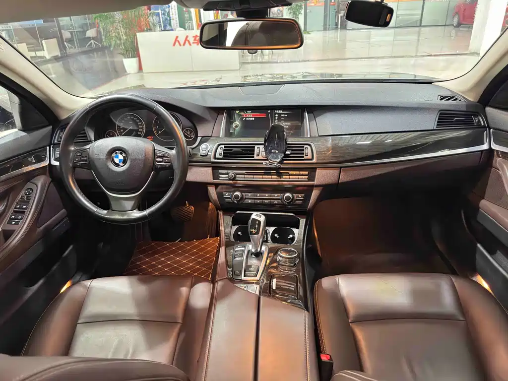 BMW 5 Series — миниатюра 9