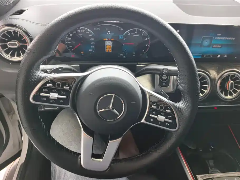 MERCEDES-BENZ GLB