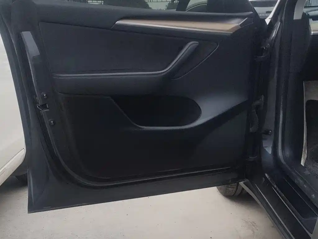 Tesla Model Y — миниатюра 13