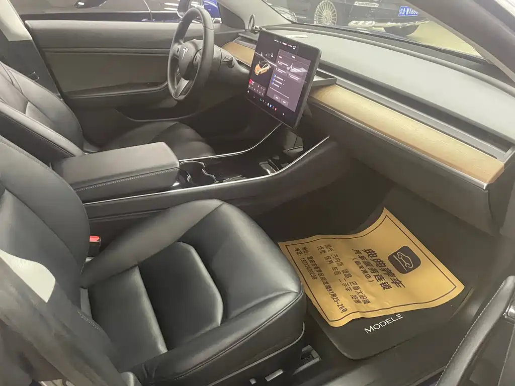 Tesla Model 3 — миниатюра 7