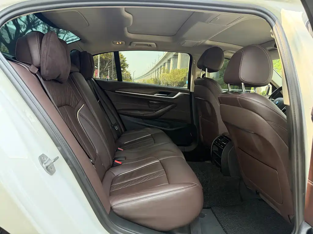 BMW 5 Series — миниатюра 9