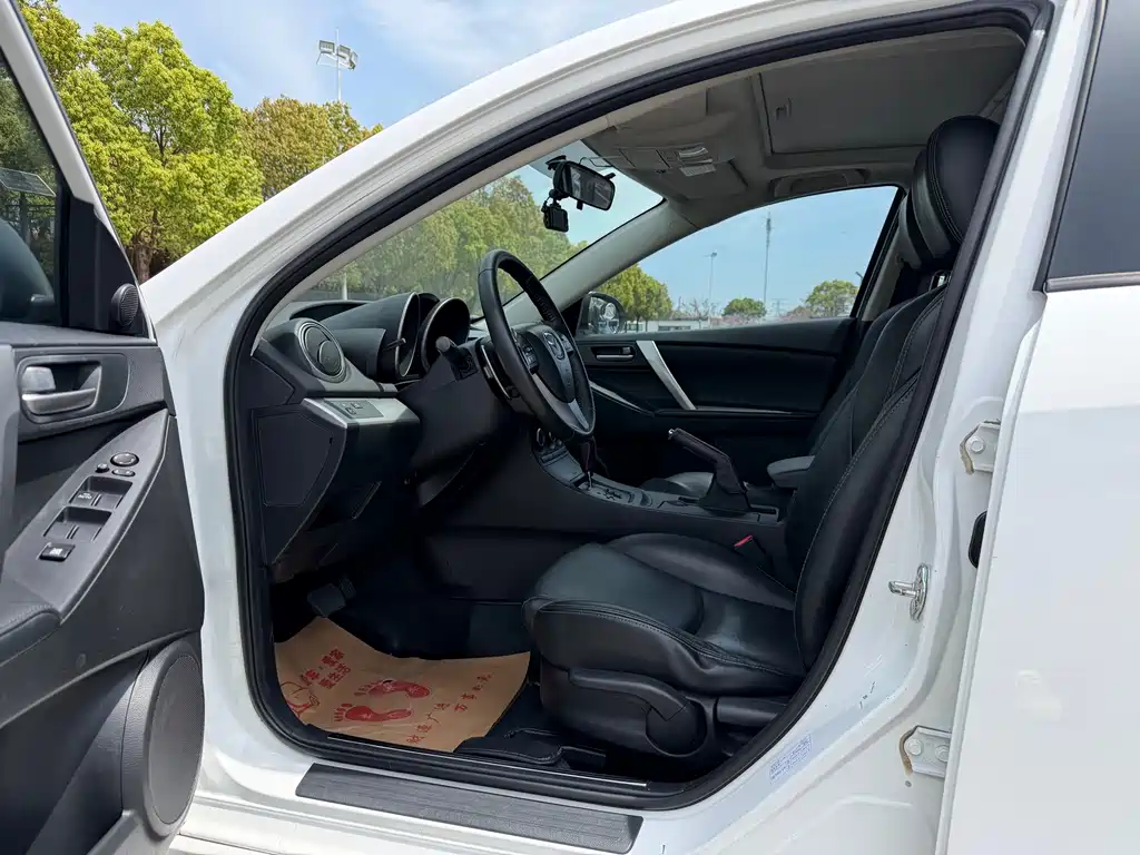 Mazda Mazda3 3 2012 2.0L AT Luxury