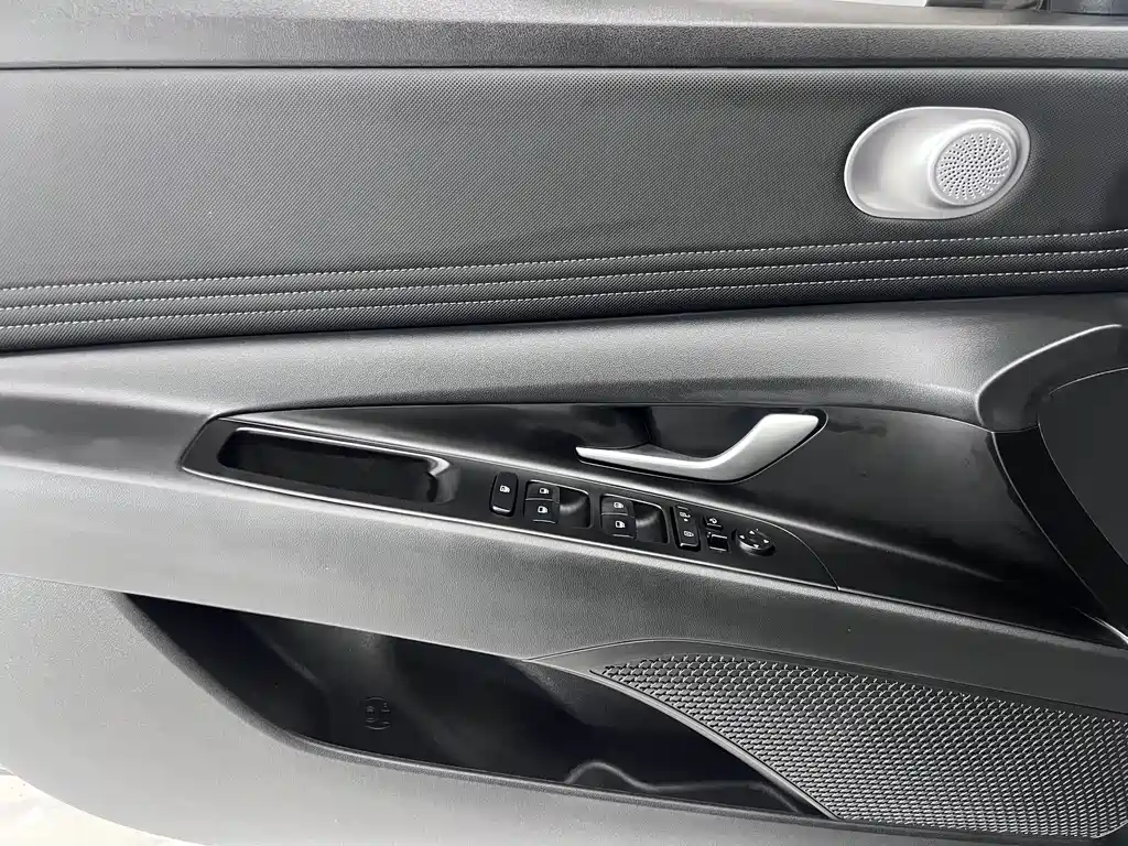 Hyundai Elantra — миниатюра 8