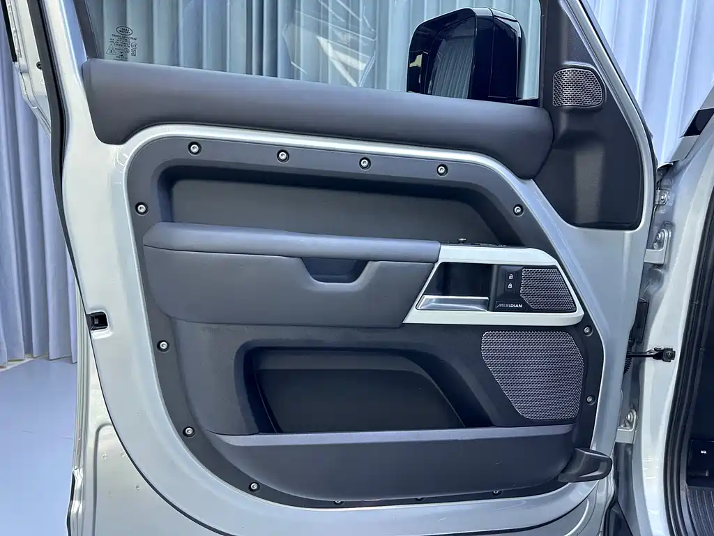 Land Rover Defender — миниатюра 21