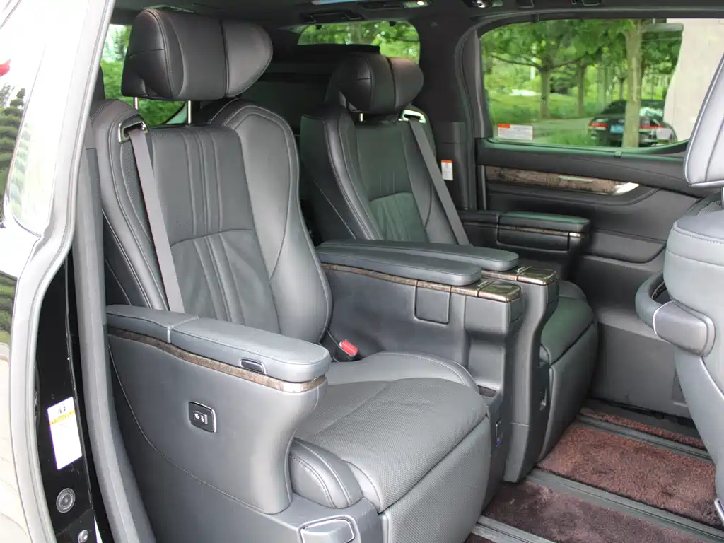 Toyota Alphard — миниатюра 23