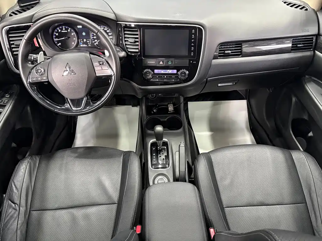 MITSUBISHI OUTLANDER