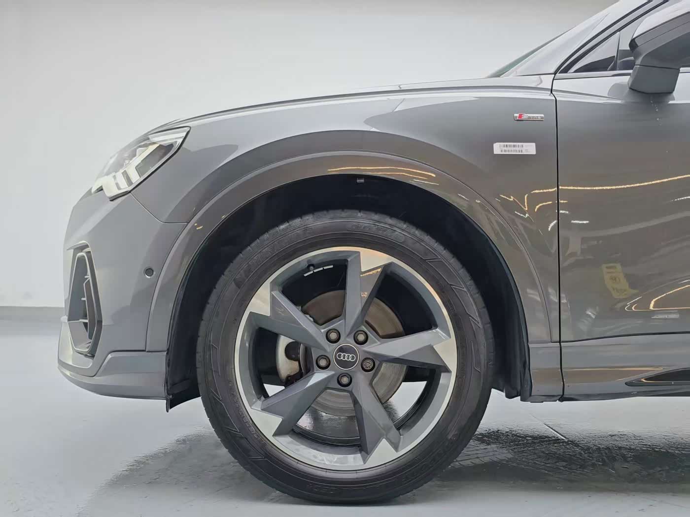 Audi Q3 1.4 л 2023 г. Серебристо-серый, пробег 32000 км