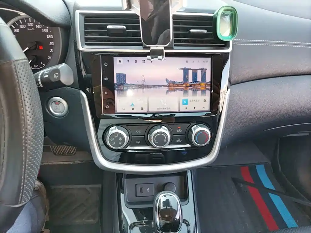 Nissan Tiida — миниатюра 13