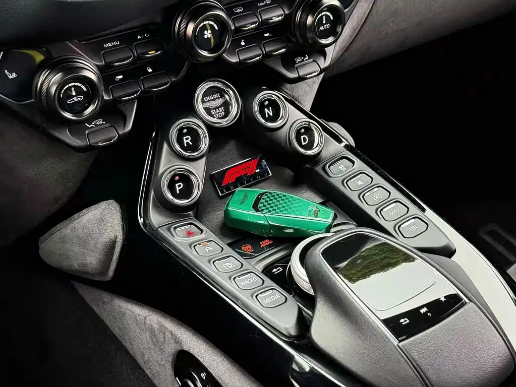 Aston Martin V8 Vantage — миниатюра 11