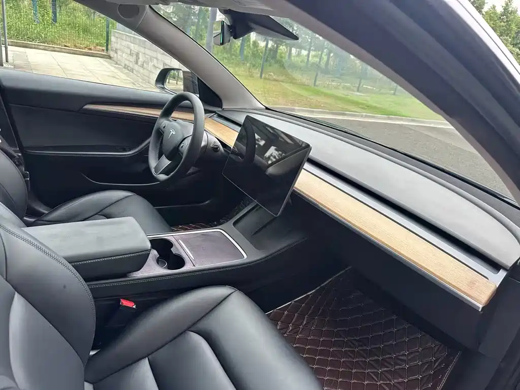 Tesla Model 3 — миниатюра 3