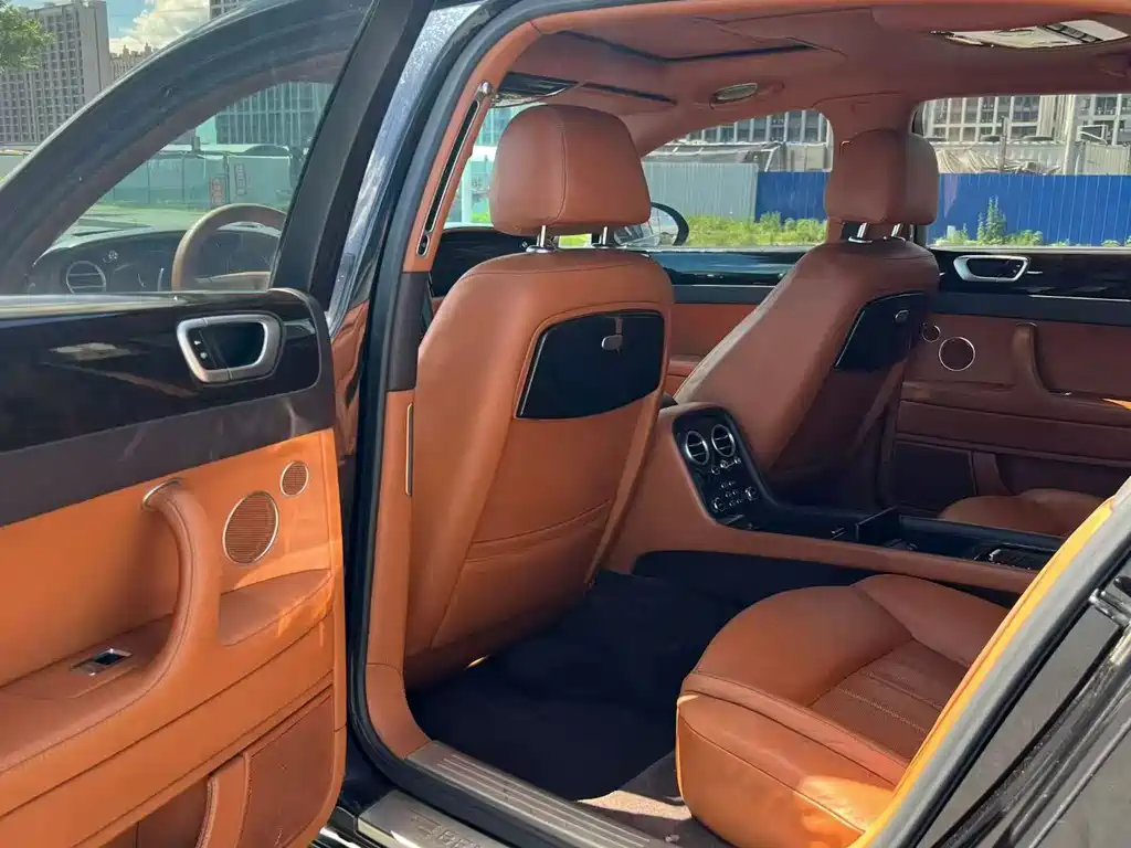 Bentley Flying Spur 2010 6.0T мест