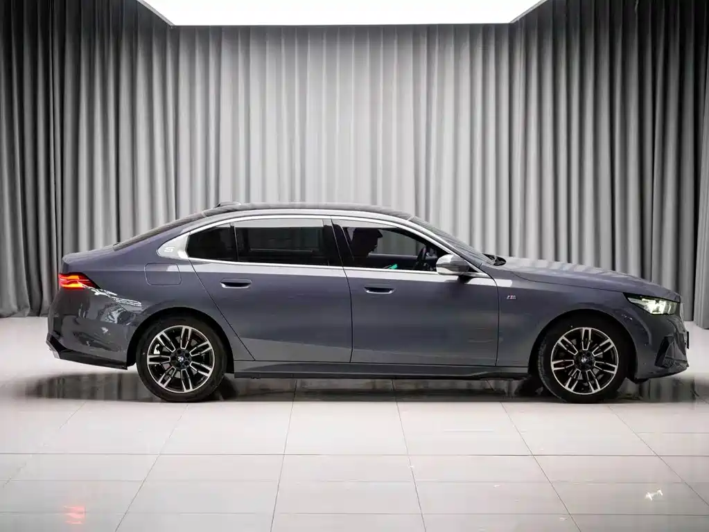BMW 5 Series — миниатюра 8