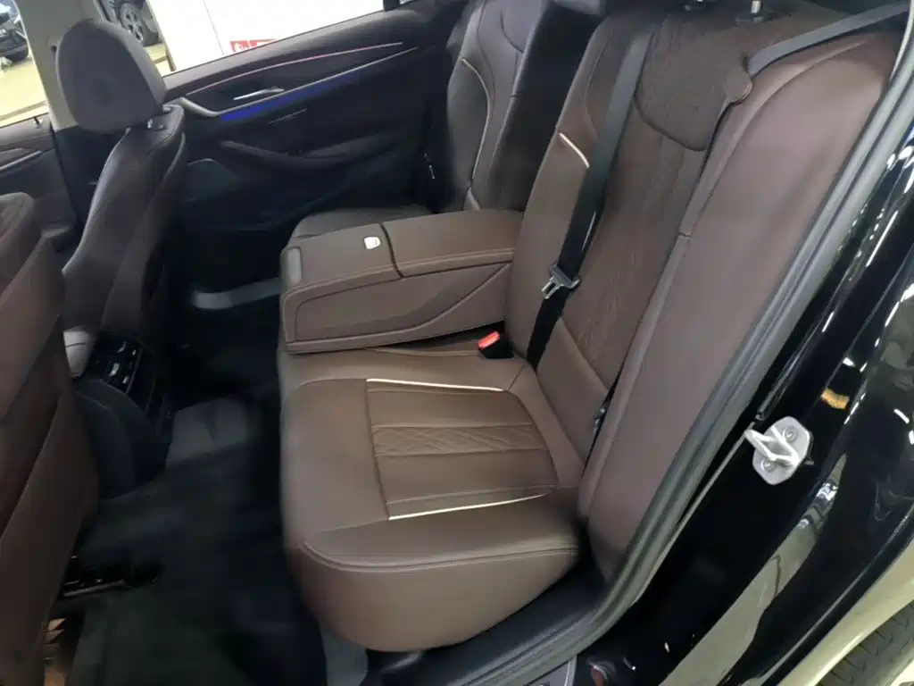 BMW 5 Series — миниатюра 17