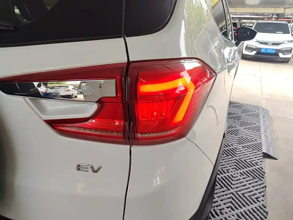 BYD Yuan EV — миниатюра 8