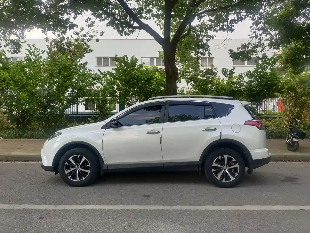 Toyota RAV4 — миниатюра 7