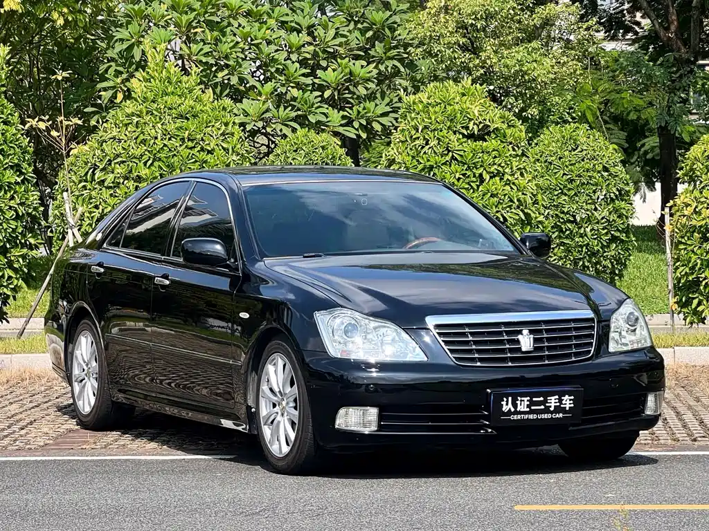 Toyota Crown — миниатюра 3