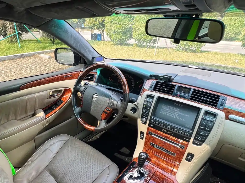 Toyota Crown — миниатюра 8