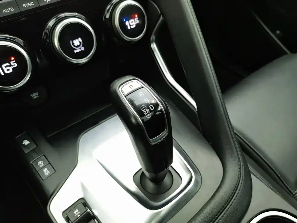 Jaguar E-PACE — миниатюра 13