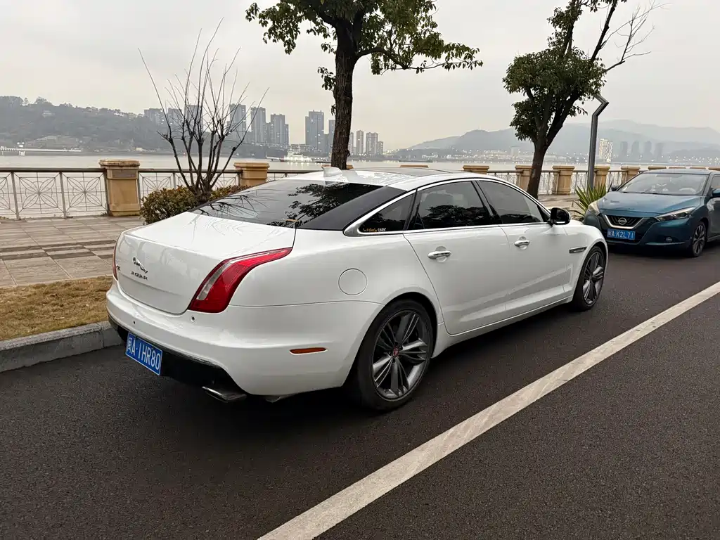 JAGUAR XJ
