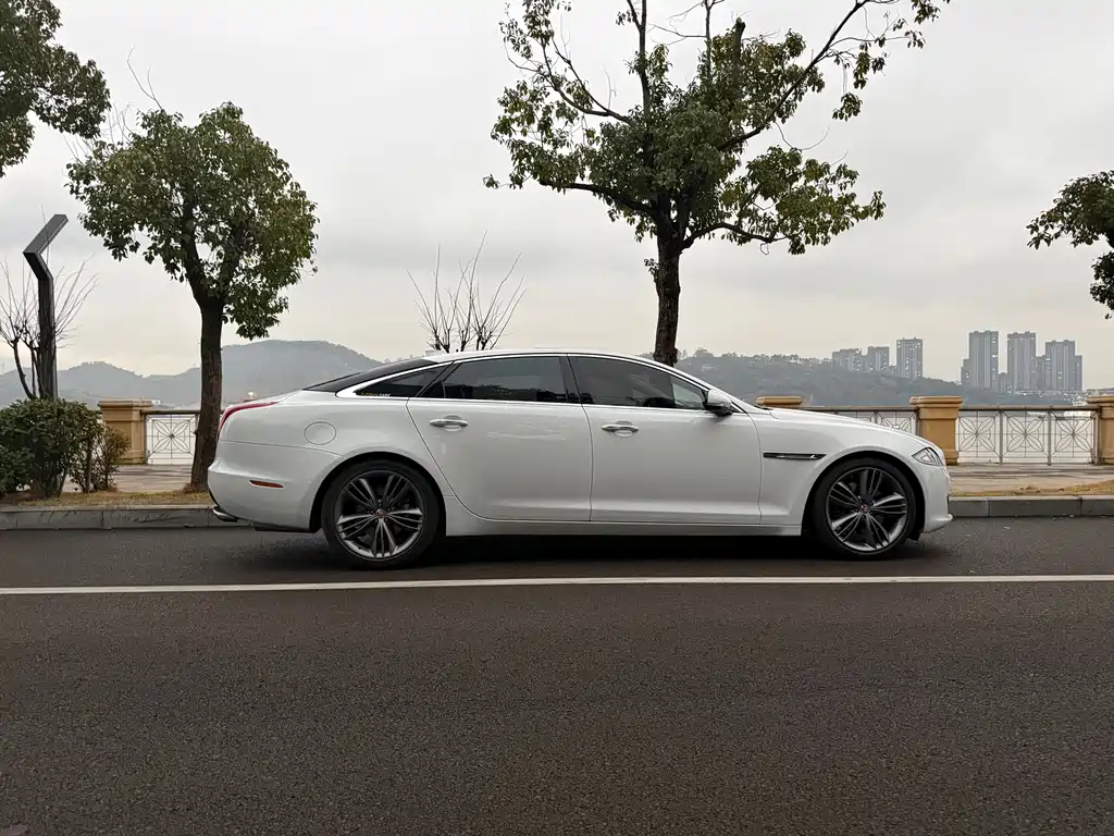 JAGUAR XJ