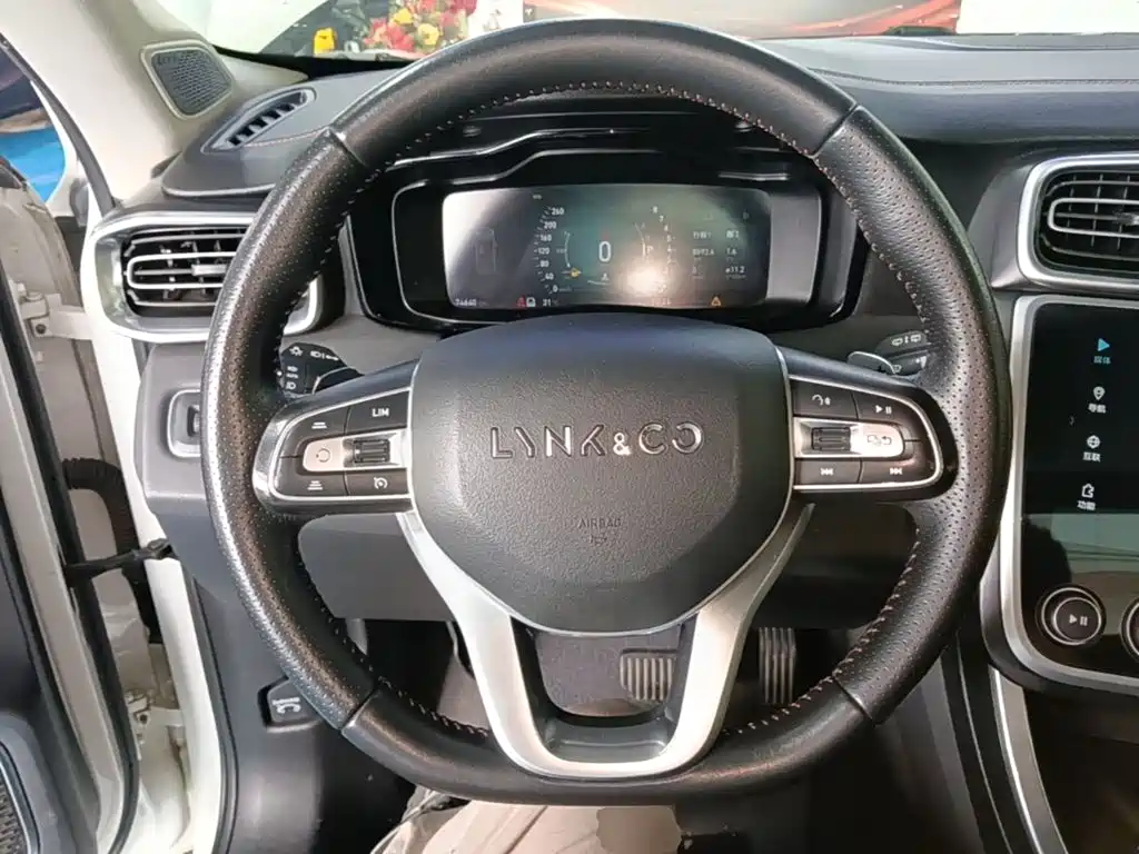 Lynk & Co 01 — миниатюра 11