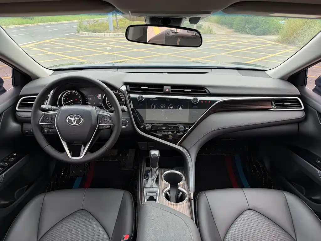 Toyota Camry — миниатюра 5