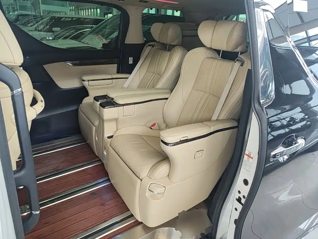 Toyota Vellfire — миниатюра 17