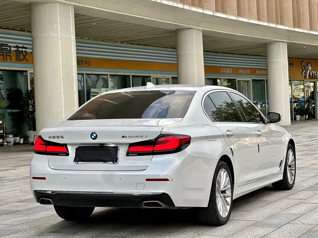 BMW 5 Series — миниатюра 6