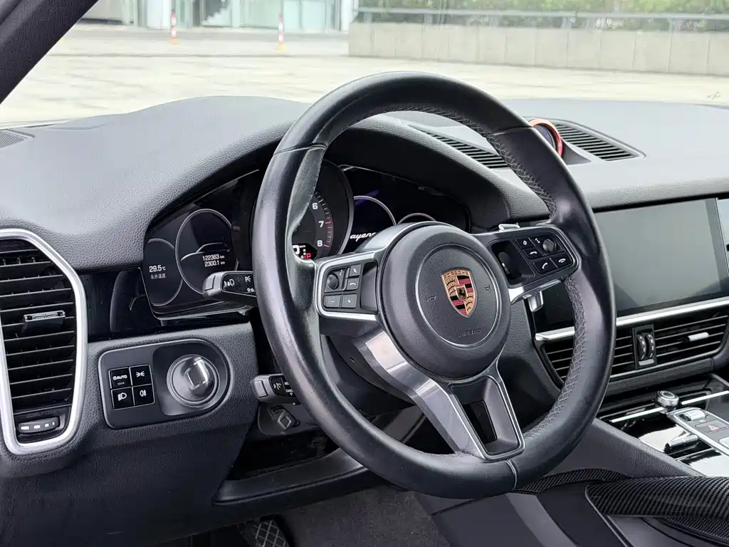 Porsche Cayenne — миниатюра 8