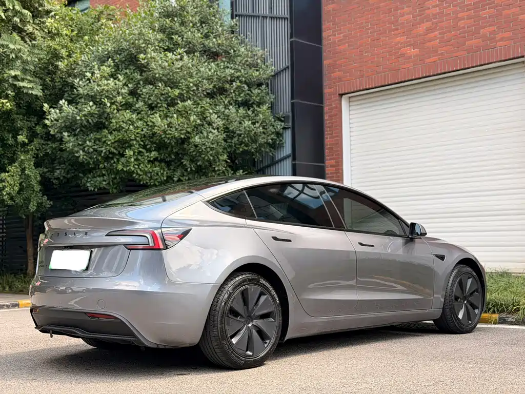 Tesla Model 3 — миниатюра 7
