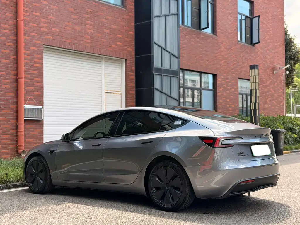 Tesla Model 3 — миниатюра 9