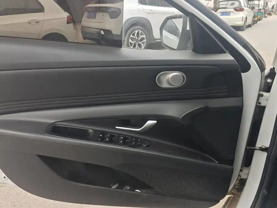 Hyundai Elantra — миниатюра 7